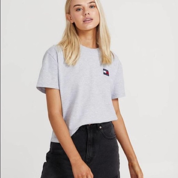 Tommy Hilfiger Short Sleeve Grey Badge Tee XS NWT - Picture 1 of 10